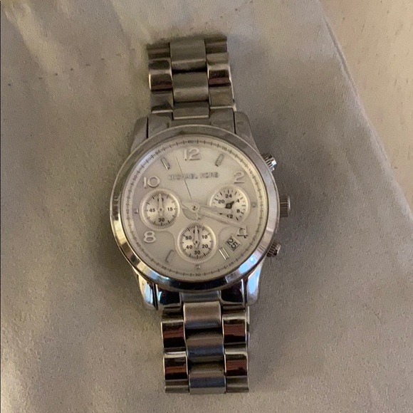 Michael Kors Oversized Watch - Picture 1 of 4